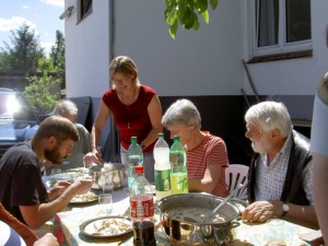 gemeinsames Essen im Garten
